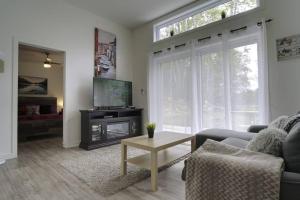 Chalet LÉcureuil (waterfront, modern, spa, BBQ)