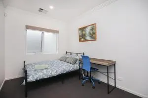 Modern Share house, private bedroom with double size bed, 7min to beach - Sturt