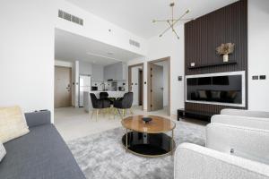 ALH Vacay - With Private Jacuzzi 2 bedrooms in Binghatti Canal