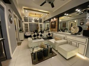 Awesome Eastwood Condo Suite!