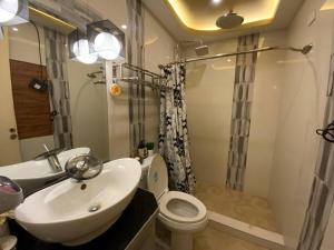 Awesome Eastwood Condo Suite!