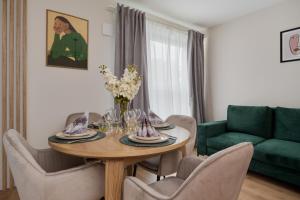 Beautiful 3-Bedroom Apartment Gwiaździsta 18 by Renters