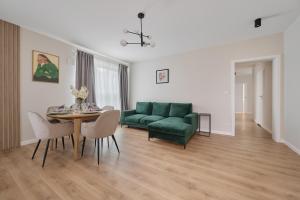 Beautiful 3-Bedroom Apartment Gwiaździsta 18 by Renters