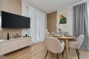 Beautiful 3-Bedroom Apartment Gwiaździsta 18 by Renters