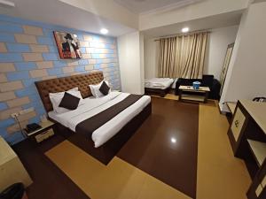 Hotel V inn Sindhi Camp