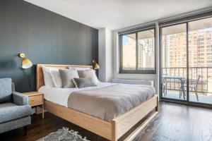 UES Studio w Gym Doorman Balcony Stunning Roof NYC-504