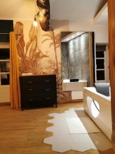 Appartements Suite Penthouse Romantique avec Jacuzzi, Confolens, Charente : photos des chambres