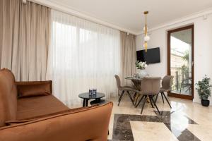 Elegant Mokotow Apartment with Parking & AC near Royal Baths Warsaw by Renters Prestige