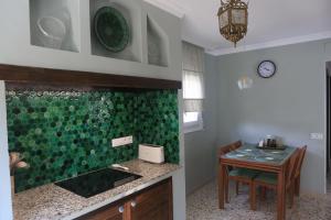 Newly furnished cozy house next to the beach