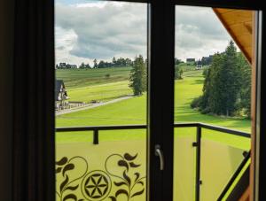 Dom z widokiem na góry i prywatnym jacuzzi w Zębie