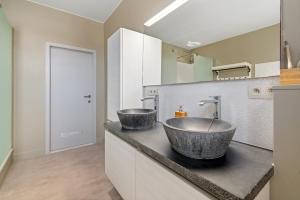 Spacious Guest Suites near Historic Market - 5 Min Walk