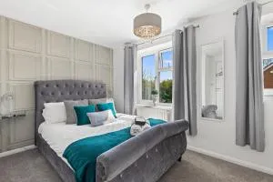 Silver Stag Properties, 3 Bedroom House with Parking - Castle Gresley