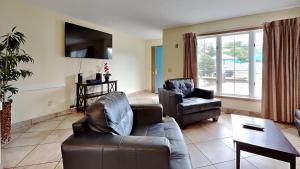 Put-in-Bay Poolview Condo #4