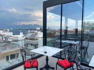 İn The Middle Hotel