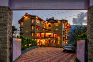 Snow Citys Montana Blues Resort Manali - Heated & Air-Cooled Stay