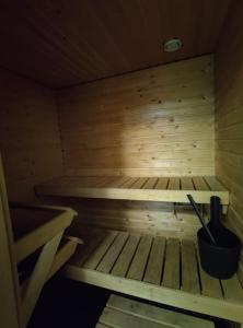 Kotimaailma - Saunallinen kolmio lähellä lentokenttää