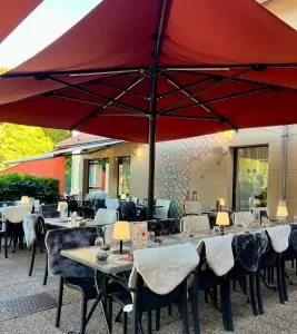 LOGIS HÔTEL, CHALETS et RESTAURANT LES CHATELMINÉS - 比桑