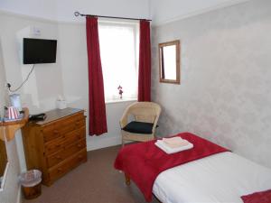 Single Room with Shower room in Cromwell House