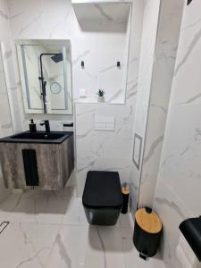 Central Luxe Apartment - Elisha