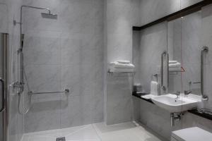 Twin Room - Mobility Access room in DoubleTree By Hilton London - Greenwich