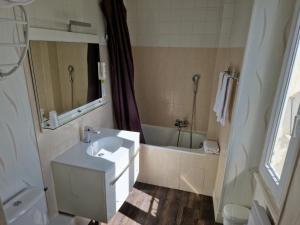 Hotels Hotel De La Ferte : photos des chambres