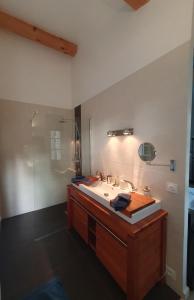 Lou Pantai, Bed and Breakfast, Delux Bedroom with AC
