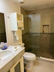 Departamento frente al mar con dos recámaras y seguridad 24 h a dos cuadras de la Quinta Avenida