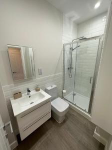 Beachfront Bliss Apartment - Near Hythe - On Beach Seafront - Private Parking