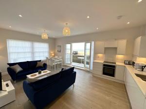 Beachfront Bliss Apartment - Near Hythe - On Beach Seafront - Private Parking