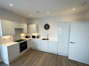 Beachfront Bliss Apartment - Near Hythe - On Beach Seafront - Private Parking