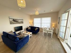 Beachfront Bliss Apartment - Near Hythe - On Beach Seafront - Private Parking