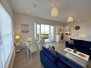 Beachfront Bliss Apartment - Near Hythe - On Beach Seafront - Private Parking