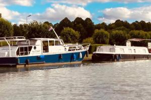 LAmazone - bateau à quai sur le canal de bourgogne