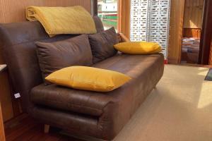 LAmazone - bateau à quai sur le canal de bourgogne