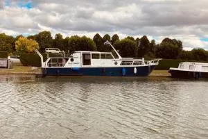 L'Amazone - bateau à quai sur le canal de bourgogne - Commissey