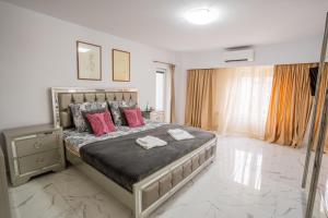 Quiet Marble 2 Bdrm Old Town