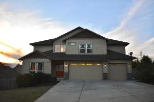 Close in Hillside Retreat - Camas