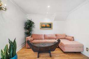 The Golden Alligator 2 - 3 beds 1 bath Palm Beach Regency style, near everything