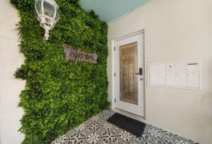 The Golden Alligator 2 - 3 beds 1 bath Palm Beach Regency style, near everything