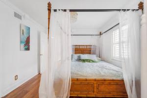 The Golden Alligator 2 - 3 beds 1 bath Palm Beach Regency style, near everything