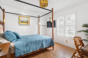 The Golden Alligator 2 - 3 beds 1 bath Palm Beach Regency style, near everything