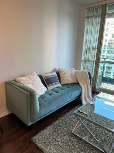 Lakeview Condo in Downtown with Free Parking.