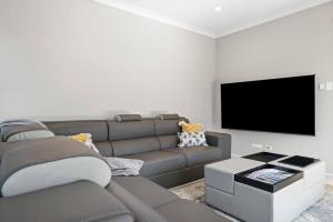 The Seachange - Brand New, Beachy Family Retreat.