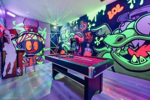 Flamingos Resort - 5 Bedrooms, Baby Items, Game Room, BBQ, Heated Pool