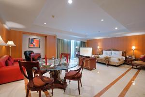 Sunlake Waterfront Resort & Convention