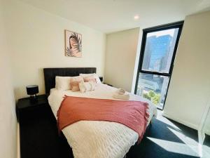 Urban Chic Retreat near Crown w/ Free Parking