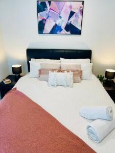 Urban Chic Retreat near Crown w Free Parking