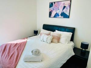 Urban Chic Retreat near Crown w Free Parking