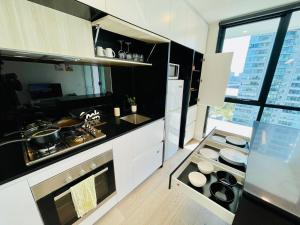 Urban Chic Retreat near Crown w Free Parking