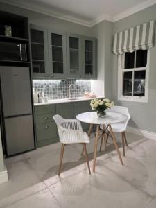 Two on Milner - OAK TREE COTTAGE - Stylish open-plan Guesthouse in Rondebosch